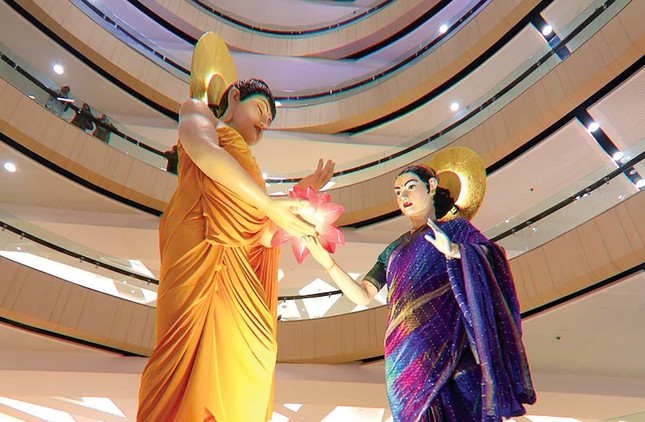 Tượng Đức Phật trao đóa sen cho Thánh mẫu Maya trong không gian lễ hội Tượng Đức Phật trao đóa sen cho Thánh mẫu Maya trong không gian lễ hội