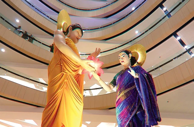 Tượng Đức Phật trao đóa sen cho Thánh mẫu Maya trong không gian lễ hội Tượng Đức Phật trao đóa sen cho Thánh mẫu Maya trong không gian lễ hội