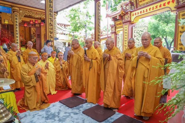 Chư tôn đức Ban Thường trực Ban Trị sự GHPGVN TP.HCM dâng hương tưởng niệm Hòa thượng Thích Thanh Sơn