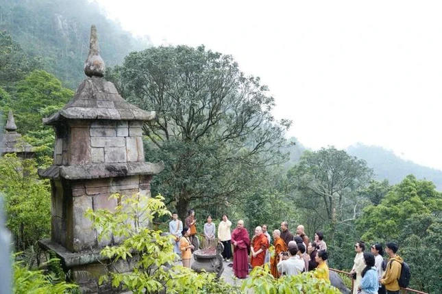 Đoàn Tỳ-kheo do Tỳ-kheo Bhikkhu Bodhi dẫn đầu dự Vesak 2025 tới thăm tháp Phật Hoàng - nơi đang tôn trí hộp xá-lợi vừa tìm thấy - Ảnh: Xuân Cừ