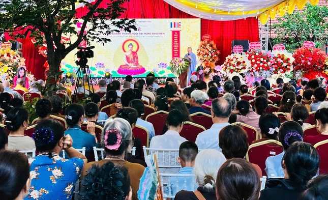 Ni sư Thích Đàm Hưng, trụ trì chùa A Nậu phát biểu khai mạc