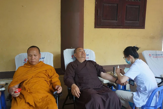 Chư Tăng tham gia hiến máu nhân đạo Chư Tăng tham gia hiến máu nhân đạo