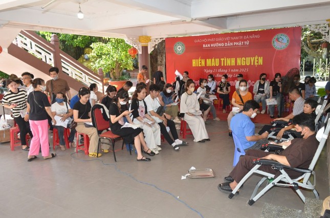 Có hơn 300 Tăng Ni, Phật tử và các tình nguyện viên tham gia hiến máu đợt này