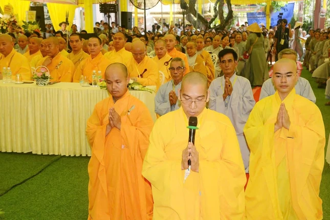 Đại đức Thích Nhuận Trọng dâng lời phát nguyện