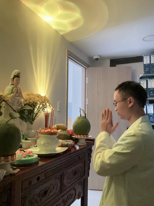 Bác sĩ Lê Khắc Tiến tại nơi làm việc