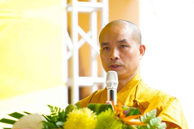 Thượng tọa Thích Nguyên Đăng đọc quyết định bổ nhiệm trụ trì chùa Bửu Lâm