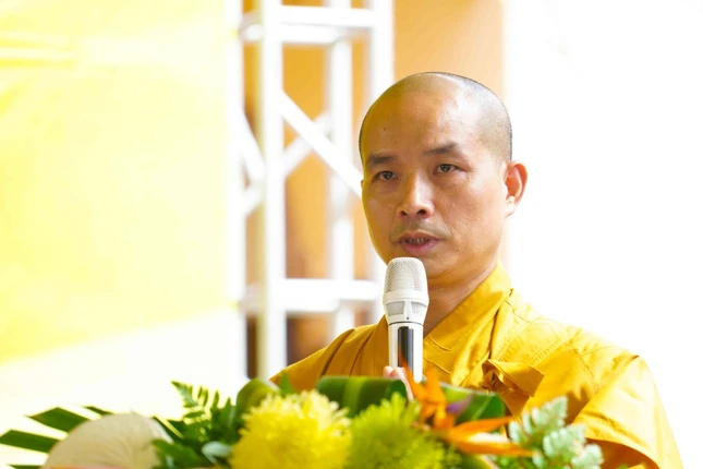 Thượng tọa Thích Nguyên Đăng đọc quyết định bổ nhiệm trụ trì chùa Bửu Lâm