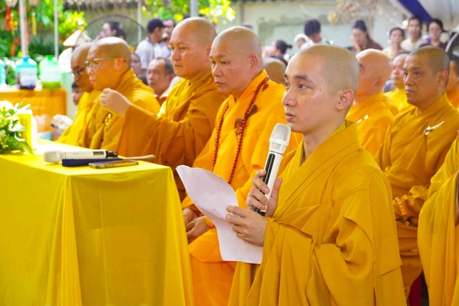 Đại đức Thích Như Viên dâng lời phát nguyện