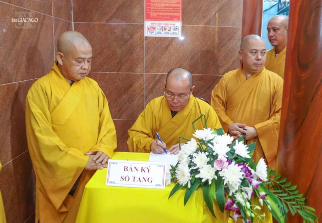 Ghi sổ tang lưu niệm