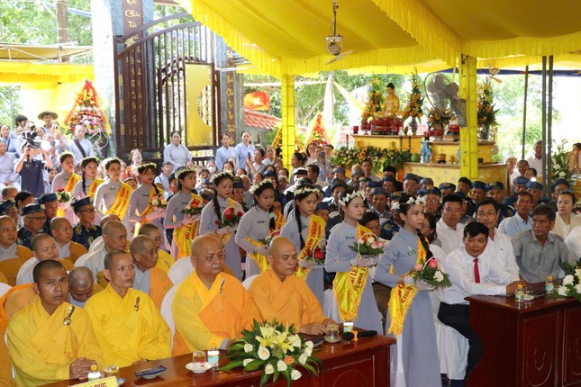 Các em thiếu nhi dâng hoa cúng dường