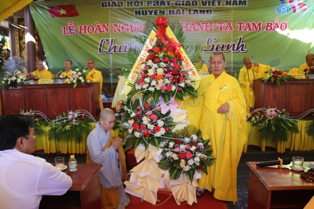 Ban Trị sự GHPGVN H.Hải Lăng tặng hoa chúc mừng