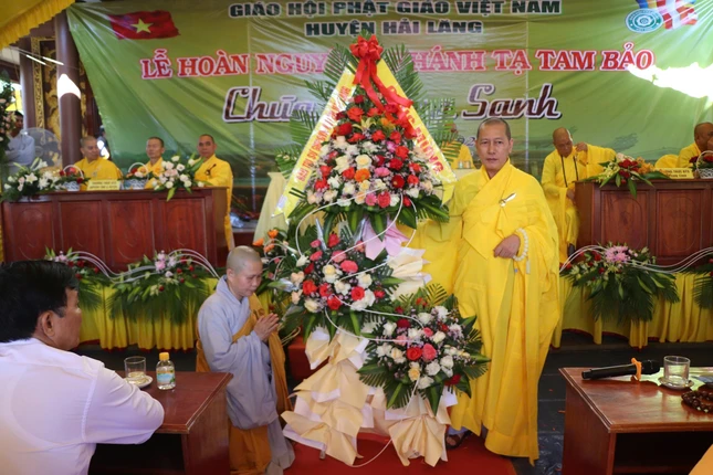 Ban Trị sự GHPGVN H.Hải Lăng tặng hoa chúc mừng