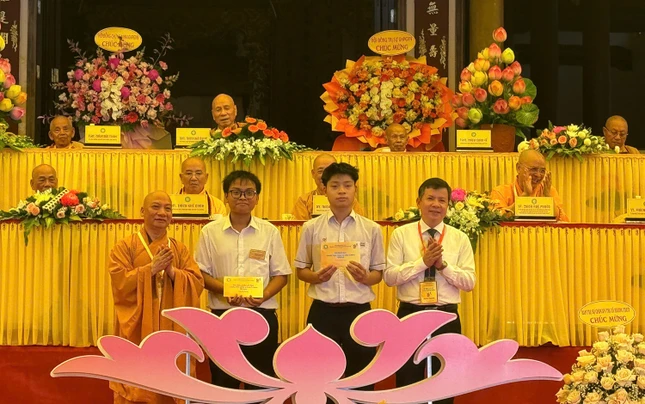 Trao quà đến học sinh đạt giải nhất chung kết năm chương trình Đường lên đỉnh Olympia 2024