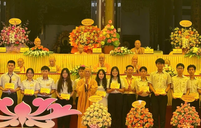 Trao quà đến học sinh đạt giải trong kỳ thi học sinh giỏi Quốc gia