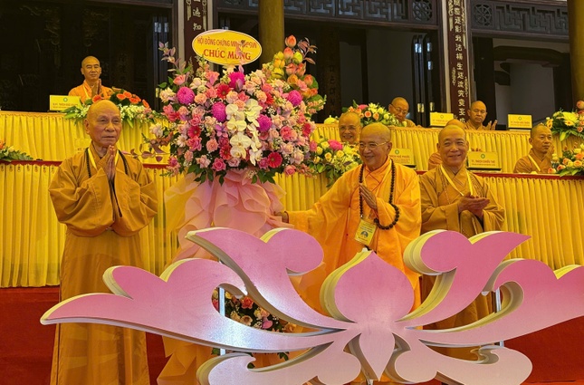 Trưởng lão Hòa thượng Thích Giác Quang tặng lẵng hoa chúc mừng của Hội đồng Chứng minh đến tọa đàm