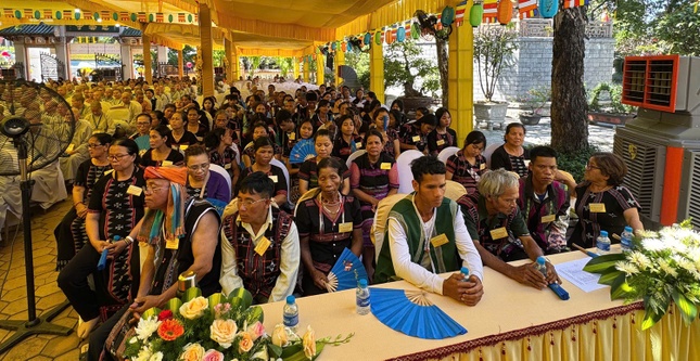 Đồng bào dân tộc tham dự lễ và nhận quà của Ban Tổ chức