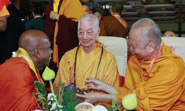 Hòa thượng GS.TS Phra Brahmapundit, Chủ tịch ICDV giới thiệu đại biểu quốc tế với Đức Pháp chủ GHPGVN - Ảnh: Hải An