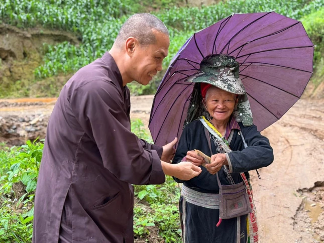 Thượng tọa Thích Trí Chơn tặng quà, động viên người dân