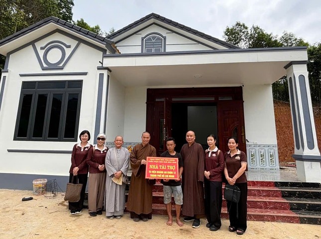 Trao bảng bàn giao nhà tình thương