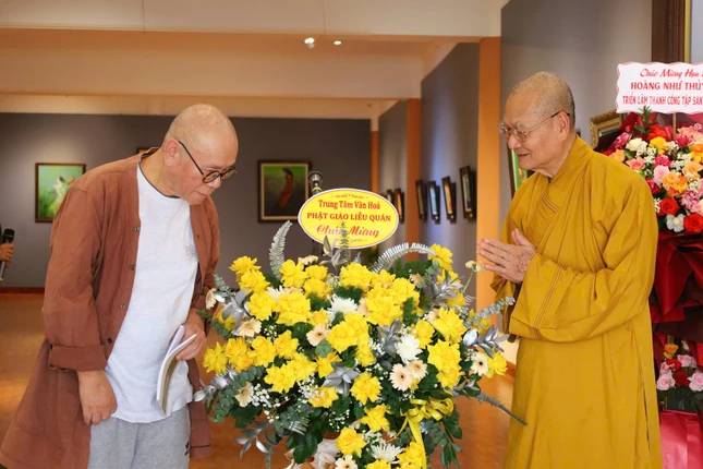 Hòa thượng Thích Hải Ấn tặng hoa chúc mừng