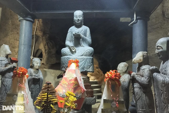 Các pho tượng đá cổ hàng trăm năm trong gian thờ của ngôi chùa đặc biệt