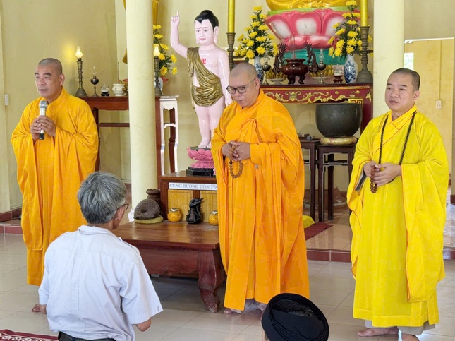 Đại đức Thích Nguyên Mãn sách tấn Đại đức Thích Nhật Mỹ cố gắng hoàn thành trách nhiệm của một sứ giả Như Lai