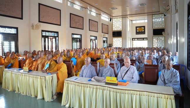 Chư Tăng Ni tham dự phiên họp