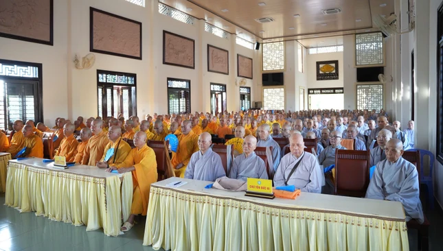 Chư Tăng Ni tham dự phiên họp