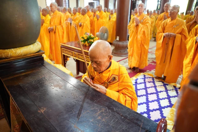 Hòa thượng Y chỉ Luật sư niêm hương bạch Phật