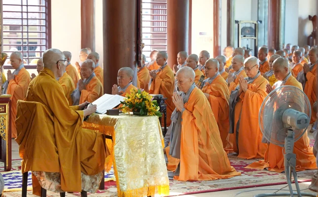 Chư Ni tuyên đọc danh sách thỉnh cầu thọ an cư trước Hòa thượng Y chỉ Luật sư