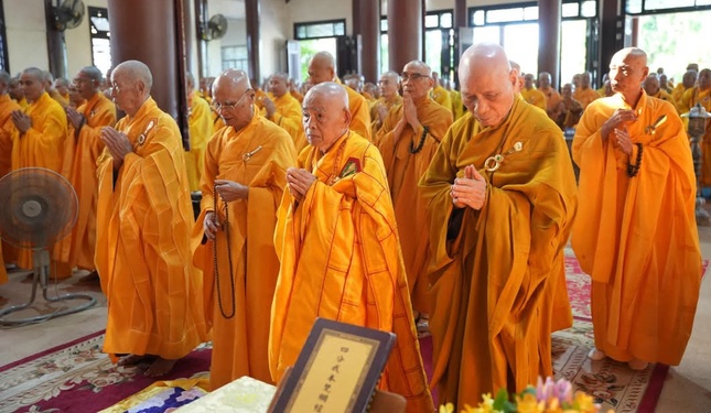 Chư tôn giáo phẩm vân tập tại chánh điện tổ đình Từ Đàm