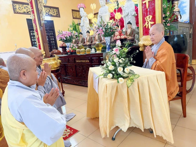 Chư Ni tác pháp an cư tại trường hạ chùa Liên Hoa