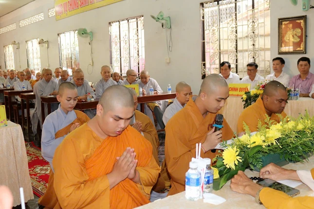 Đại diện chư hành giả an cư dâng lời phát nguyện