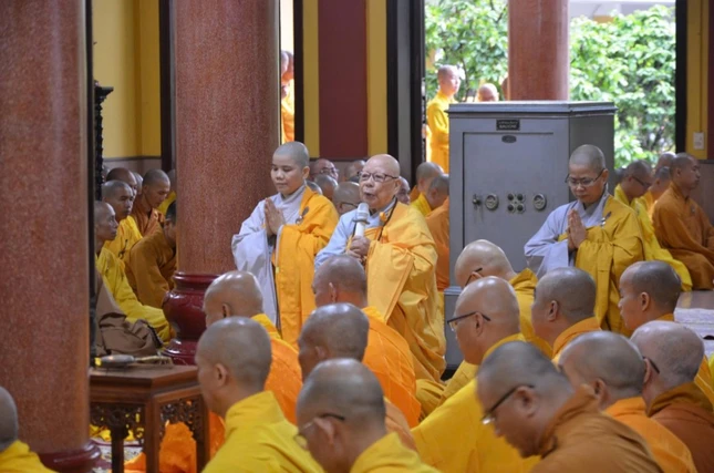 Ni trưởng Thích nữ Diệu Cảnh thay mặt chư Ni đối trước Đại Tăng cầu giáo giới an cư