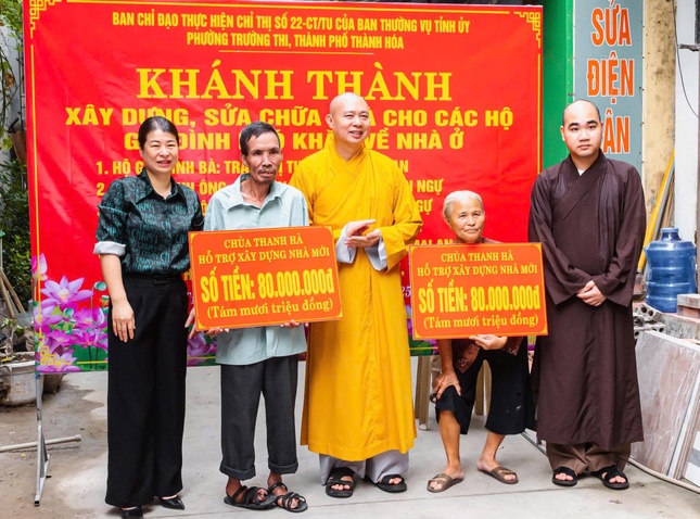 Thượng tọa Thích Tâm Đức, Chứng minh Ban Trị sự GHPGVN tỉnh Thanh Hóa, trụ trì chùa Thanh Hà trao bảng tượng trưng hỗ trợ số tiền xây nhà mới đến 2 hộ có hoàn cảnh đặc biệt khó khăn