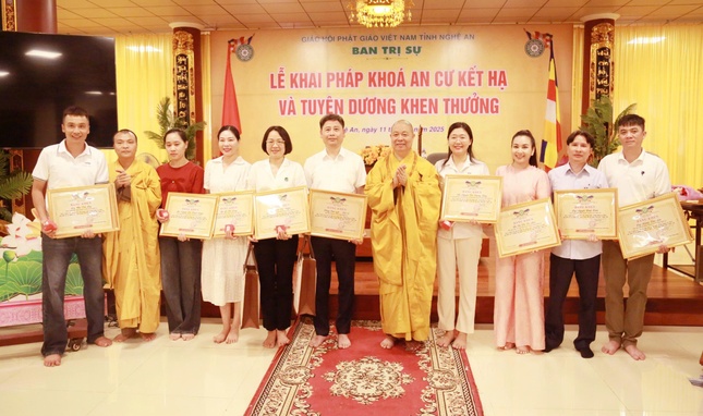Khen thưởng tập thể và cá nhân thực hiện chương trình “Linh thiêng cõi Phật”