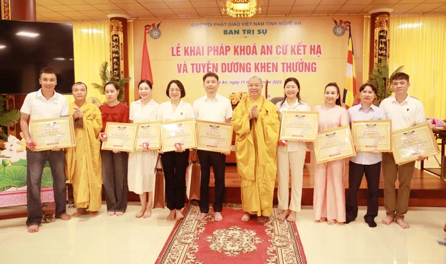 Khen thưởng tập thể và cá nhân thực hiện chương trình “Linh thiêng cõi Phật” Khen thưởng tập thể và cá nhân thực hiện chương trình “Linh thiêng cõi Phật”