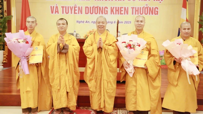 Trao quyết định bổ nhiệm cán bộ Văn phòng Ban Trị sự, nhiệm kỳ 2022-2027 Trao quyết định bổ nhiệm cán bộ Văn phòng Ban Trị sự, nhiệm kỳ 2022-2027