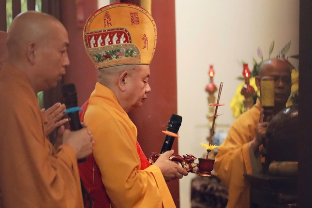 Hòa thượng Thiền chủ niêm hương, đảnh lễ Tam bảo