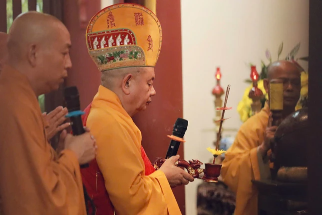 Hòa thượng Thiền chủ niêm hương, đảnh lễ Tam bảo Hòa thượng Thiền chủ niêm hương, đảnh lễ Tam bảo