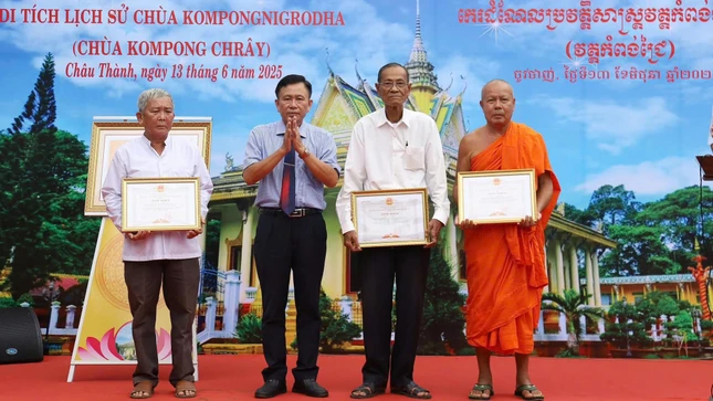 Lãnh đạo UBND huyện trao tặng Giấy khen đến các tập thể và cá nhân