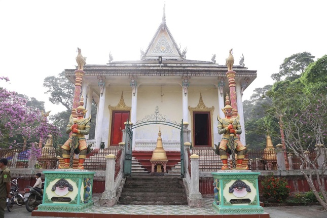 Chánh điện chùa Kompong Chrây Chánh điện chùa Kompong Chrây