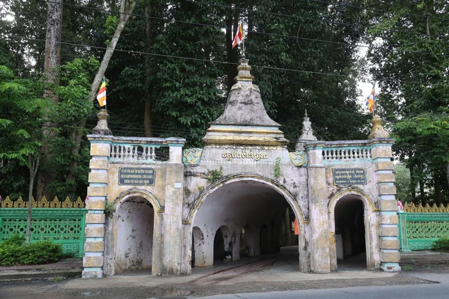 Cổng chùa Kompong Chrây - chùa Hang