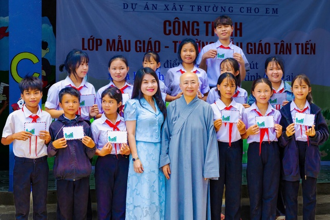 Gieo tình yêu thương đến các em học sinh đồng bào dân tộc đang chịu thiệt thòi