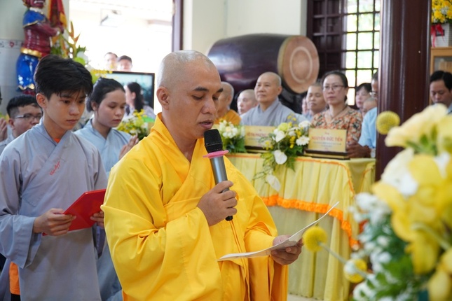 Đại đức Thích Minh Lộc dâng lời phát nguyện Đại đức Thích Minh Lộc dâng lời phát nguyện