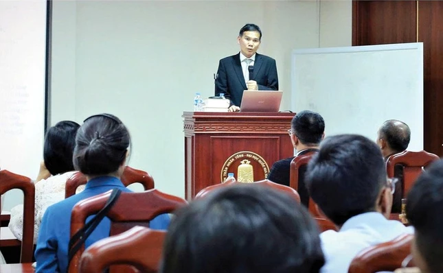 TS.Đỗ Quốc Bảo trong một lần thuyết trình về Phạn ngữ tại Viện Trần Nhân Tông