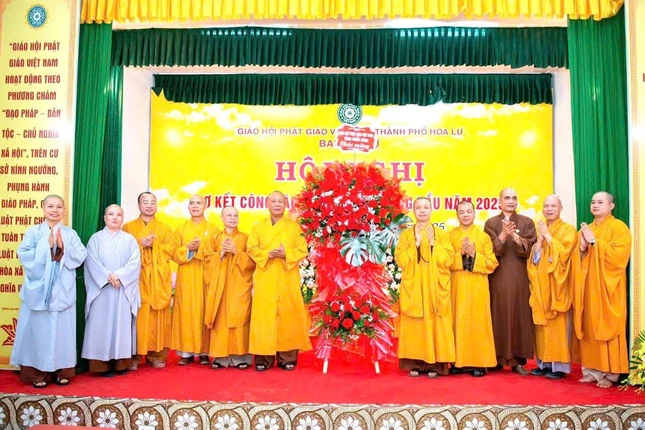 Ban Trị sự GHPGVN tỉnh Ninh Bình tặng hoa chúc mừng