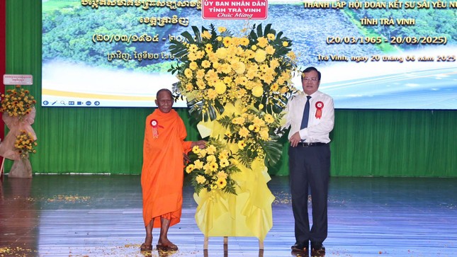 Lãnh đạo UBND tỉnh Trà Vinh tặng hoa chúc mừng