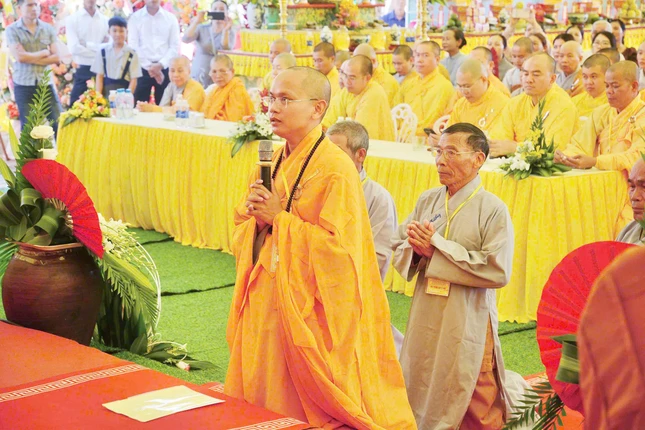 Đại đức Thích Tuệ Không dâng lời phát nguyện Đại đức Thích Tuệ Không dâng lời phát nguyện