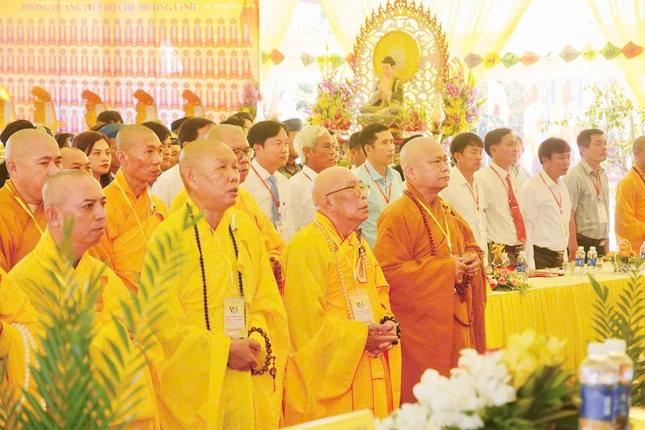 Chư tôn đức, đại biểu tham dự buổi lễ Chư tôn đức, đại biểu tham dự buổi lễ